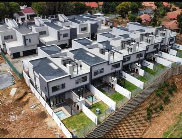 4 BEDROOM TOWNHOUSE FOR SALE IN HURLINGHAM